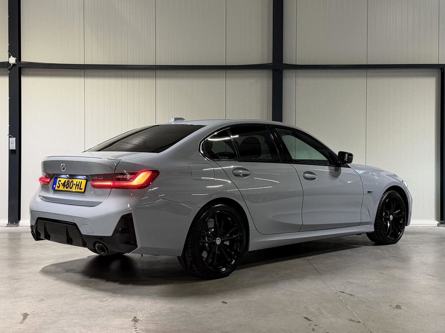 BMW 3 Serie 320e Sedan SOH 98% M-sport Pano Brooklyn Grau