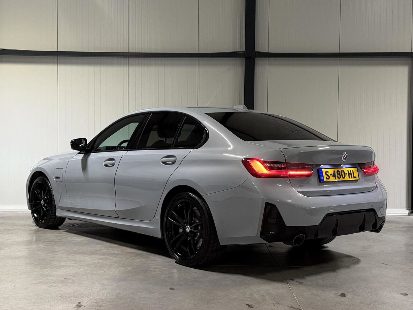 BMW 3 Serie 320e Sedan SOH 98% M-sport Pano Brooklyn Grau