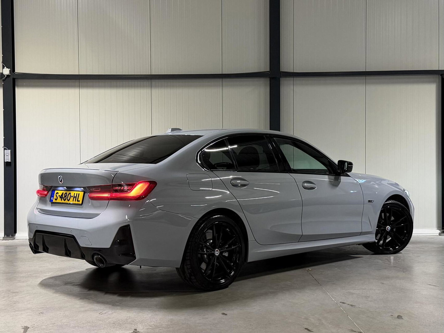 BMW 3 Serie 320e Sedan SOH 98% M-sport Pano Brooklyn Grau