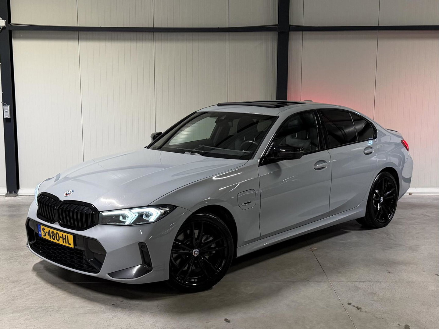 BMW 3 Serie 320e Sedan SOH 98% M-sport Pano Brooklyn Grau