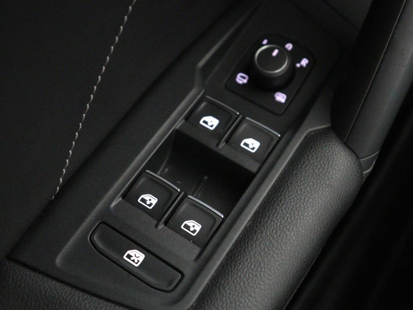 Volkswagen Tiguan 1.5 eHybrid Life Edition | SOH 91,0% | Panoramadak | Memory | Leder | Stuur/stoel verwarming | Adaptive cruise | Sfeerverlichting | 360 camera | Park assist | Carplay | Elektrische achterklep