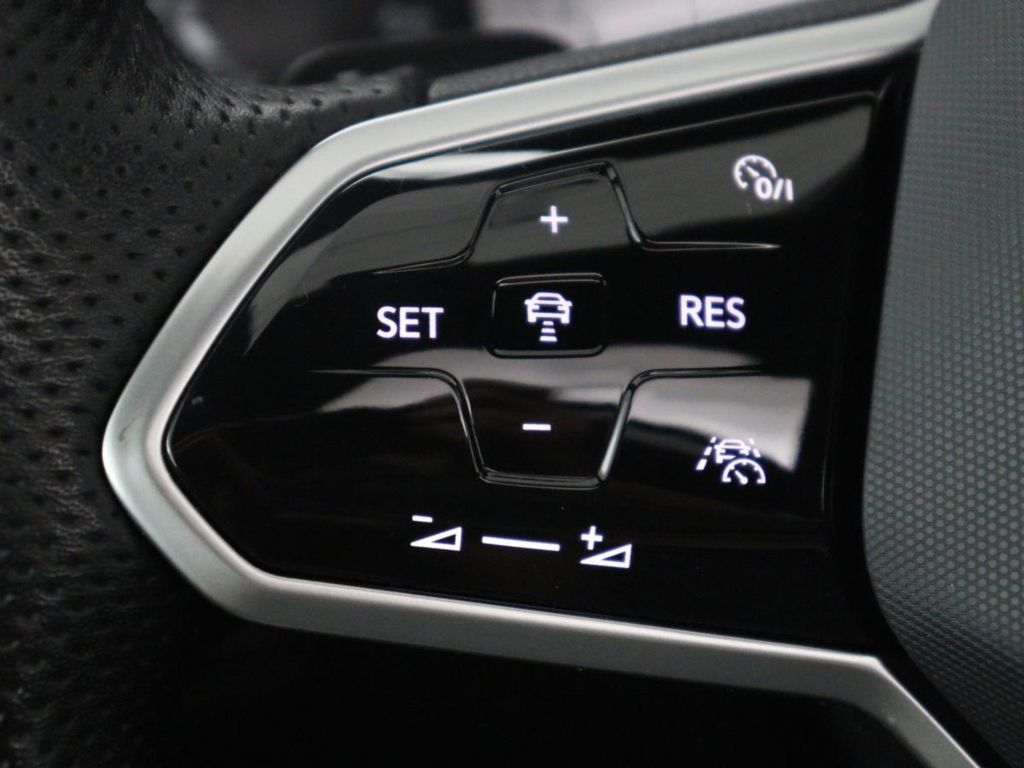 Volkswagen Tiguan 1.5 eHybrid Life Edition | SOH 91,0% | Panoramadak | Memory | Leder | Stuur/stoel verwarming | Adaptive cruise | Sfeerverlichting | 360 camera | Park assist | Carplay | Elektrische achterklep