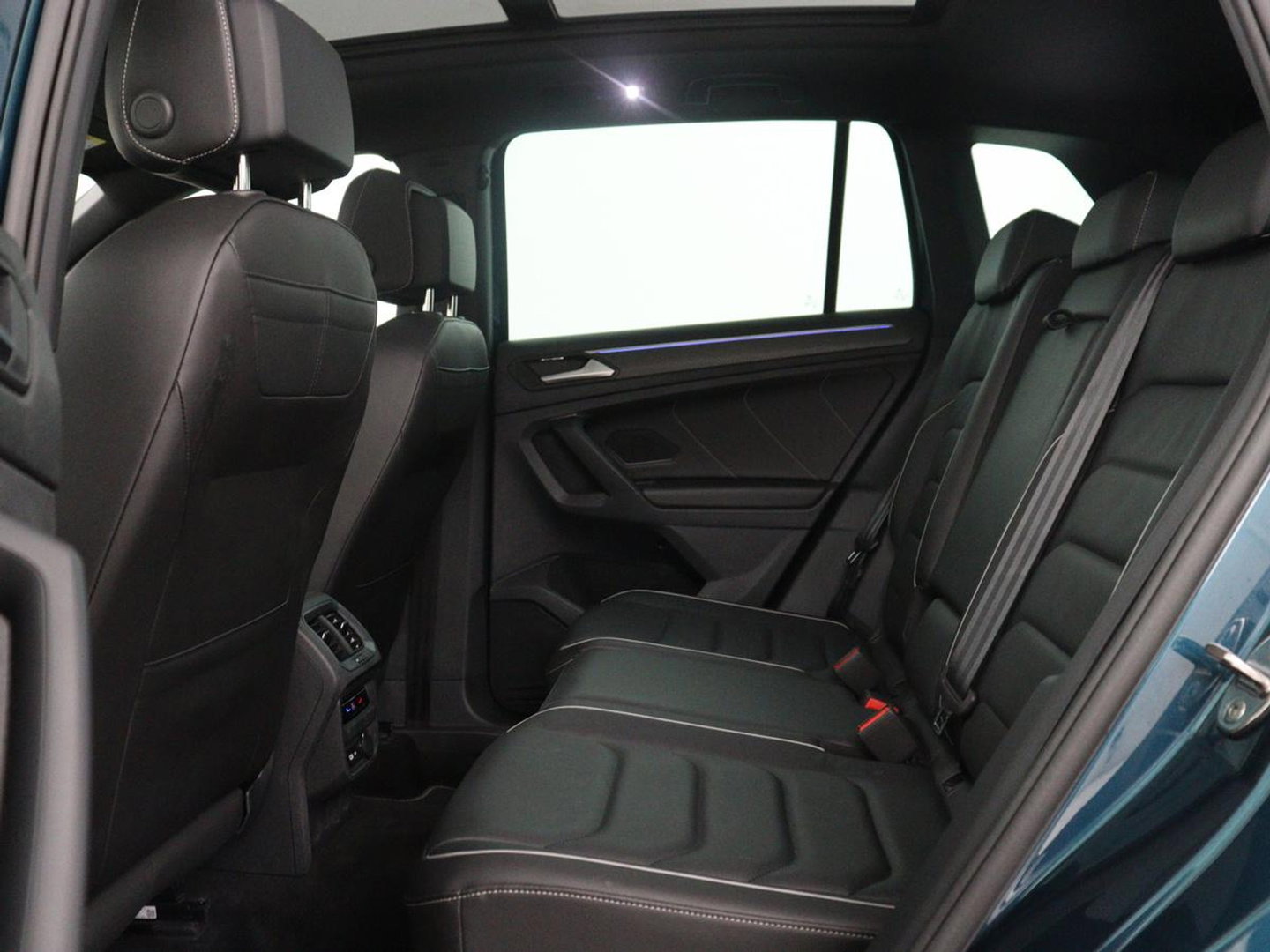 Volkswagen Tiguan 1.5 eHybrid Life Edition | SOH 91,0% | Panoramadak | Memory | Leder | Stuur/stoel verwarming | Adaptive cruise | Sfeerverlichting | 360 camera | Park assist | Carplay | Elektrische achterklep