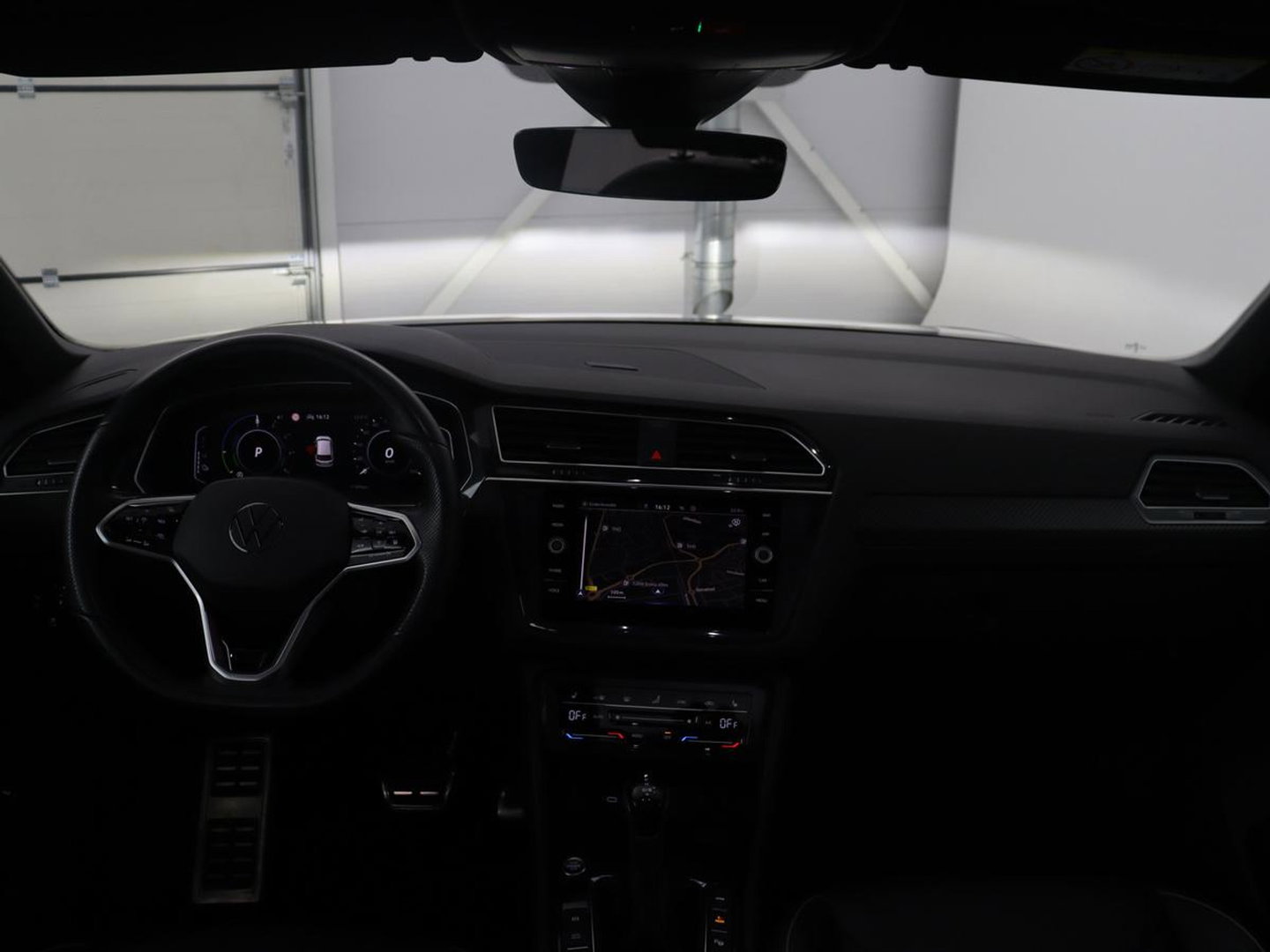 Volkswagen Tiguan 1.5 eHybrid Life Edition | SOH 91,0% | Panoramadak | Memory | Leder | Stuur/stoel verwarming | Adaptive cruise | Sfeerverlichting | 360 camera | Park assist | Carplay | Elektrische achterklep