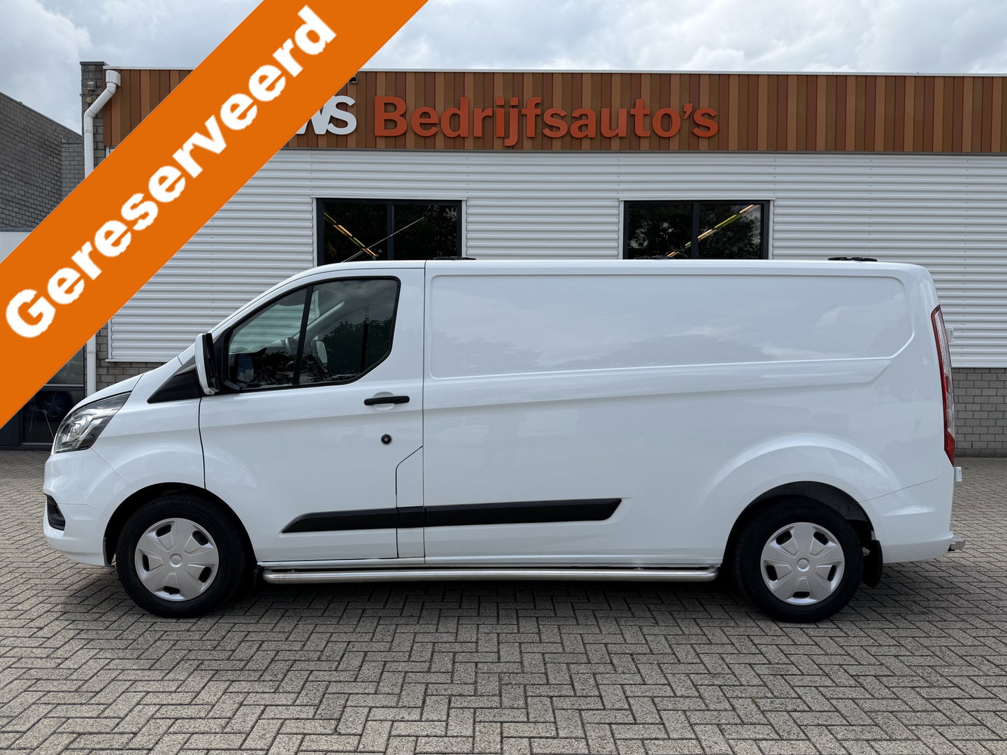 Ford Transit Custom 340 2.0 TDCI 130pk L2H1 Trend / vaste prijs rijklaar € 18.950 ex btw / lease vanaf € 319 / Sortimo ingerichte laadruimte / Victron omvormer / airco / cruise / dakdragers / trekhaak!