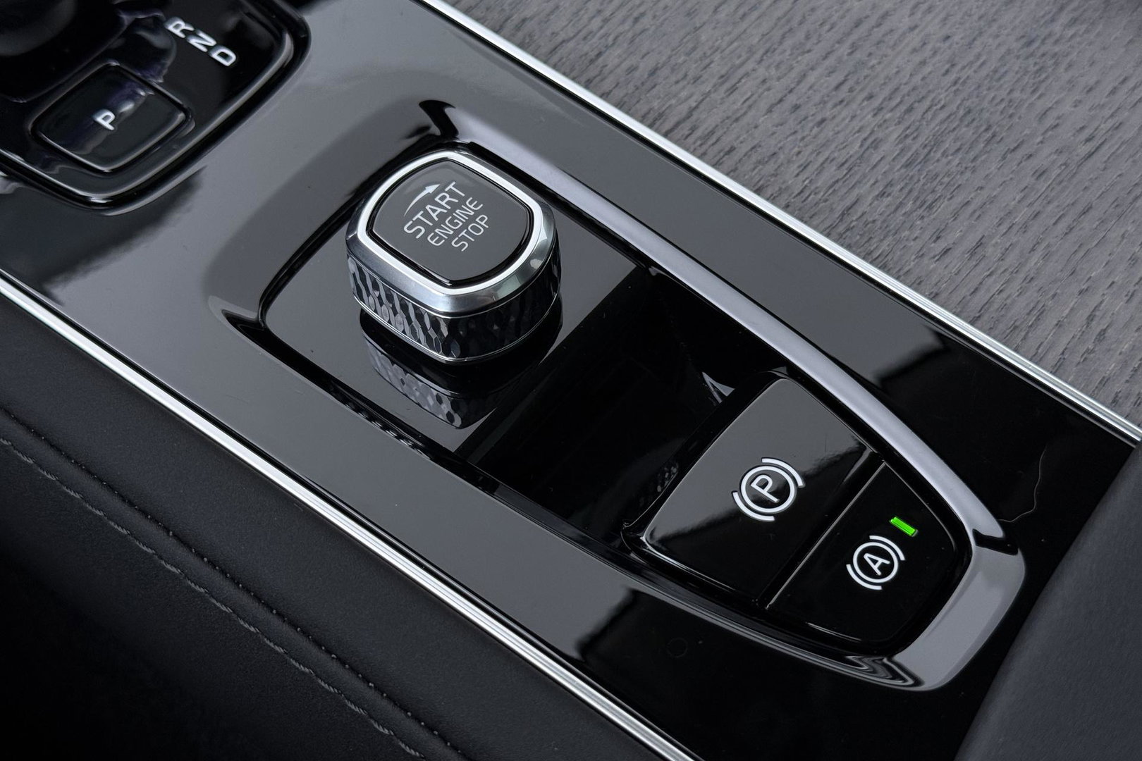 Volvo XC90 T8 Ultra Dark | Bowers&Wilkins | Stoelventilatie | Trekhaak | Panoramadak | 360° Camera | Massage | Head-Up | ACC