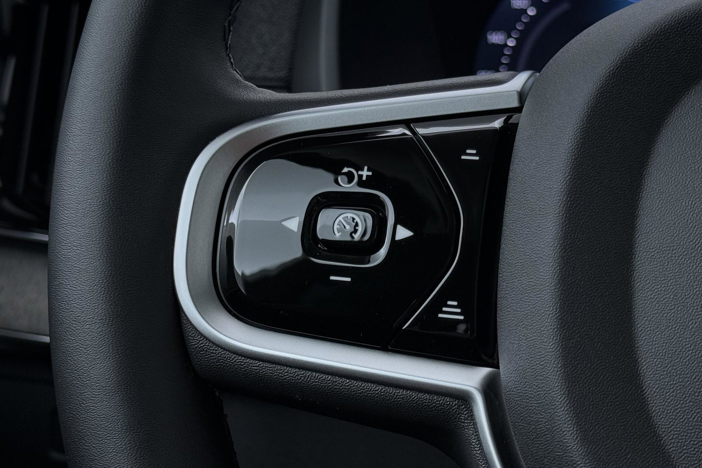 Volvo XC90 T8 Ultra Dark | Bowers&Wilkins | Stoelventilatie | Trekhaak | Panoramadak | 360° Camera | Massage | Head-Up | ACC