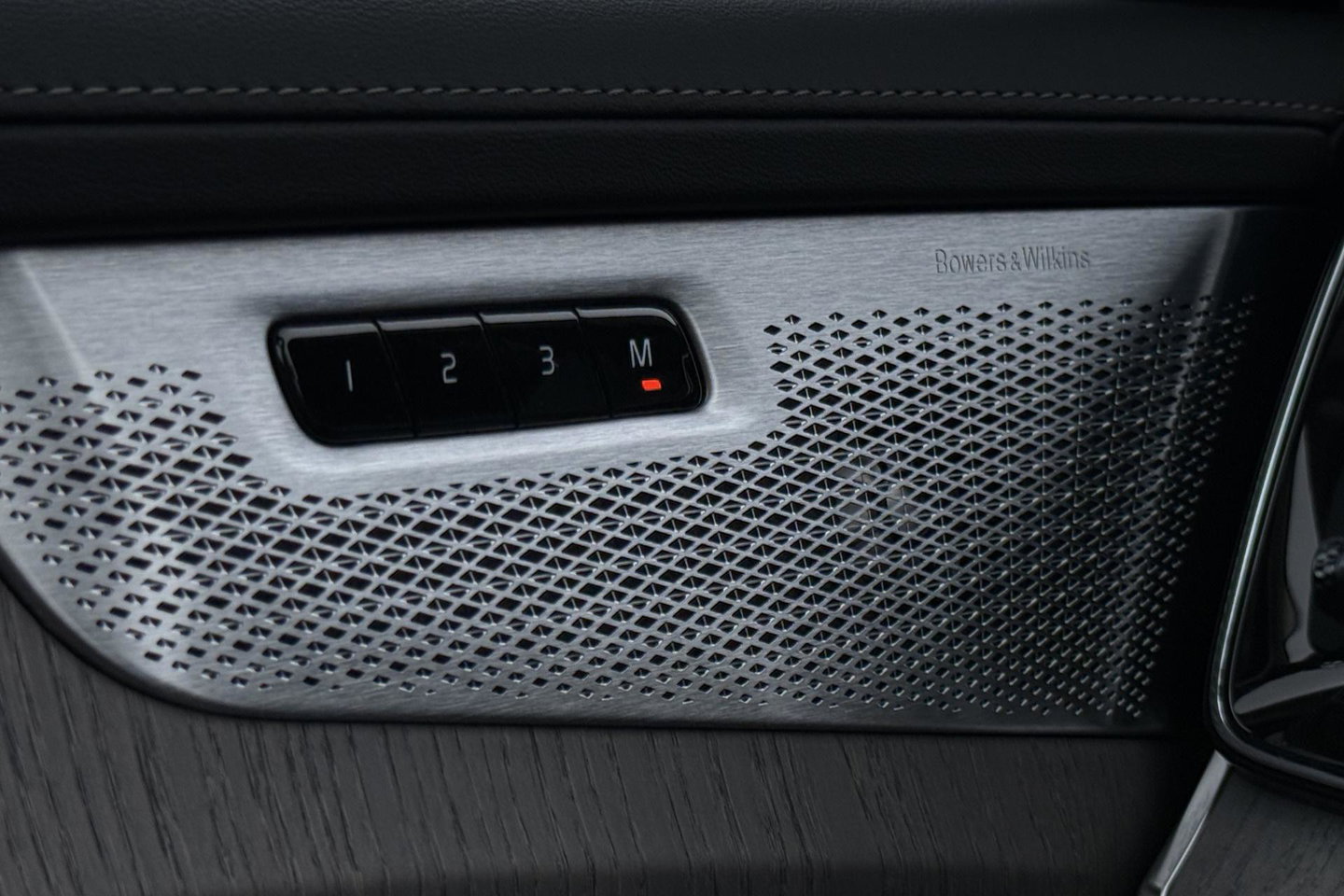 Volvo XC90 T8 Ultra Dark | Bowers&Wilkins | Stoelventilatie | Trekhaak | Panoramadak | 360° Camera | Massage | Head-Up | ACC