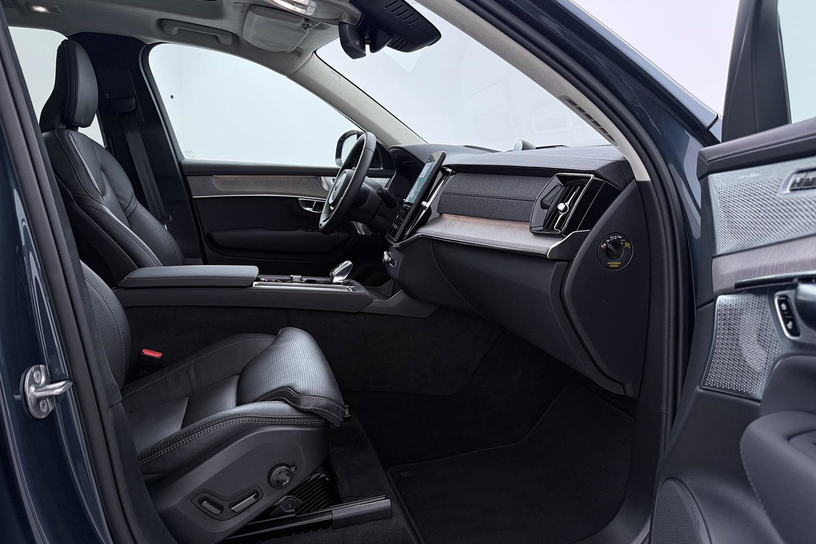 Volvo XC90 T8 Ultra Dark | Bowers&Wilkins | Stoelventilatie | Trekhaak | Panoramadak | 360° Camera | Massage | Head-Up | ACC