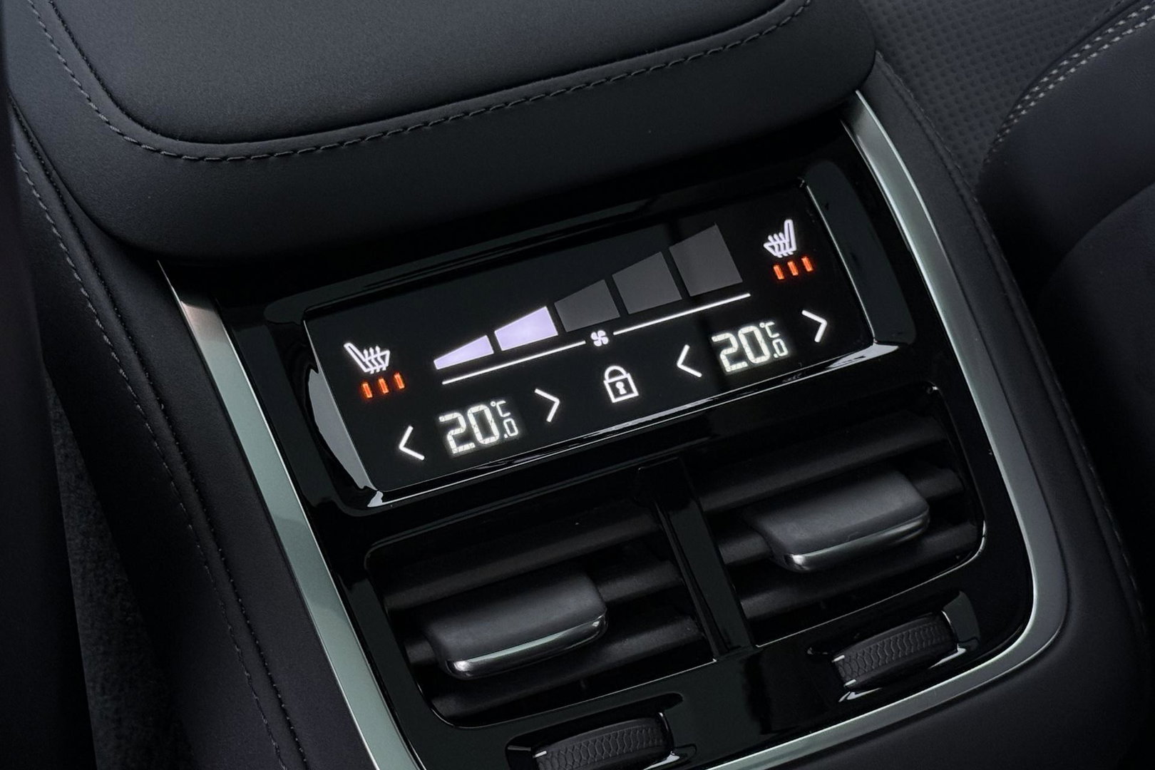 Volvo XC90 T8 Ultra Dark | Bowers&Wilkins | Stoelventilatie | Trekhaak | Panoramadak | 360° Camera | Massage | Head-Up | ACC