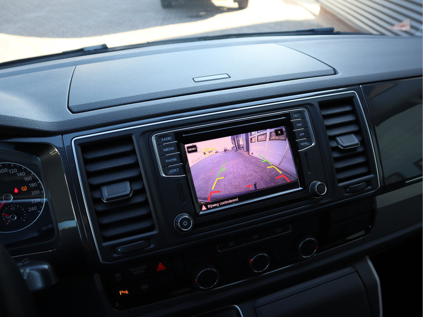 Volkswagen Transporter 2.0 TDI 150pk Automaat Euro 6 - DC 5 Pers. - 2x Schuifdeur - Camera - ACC