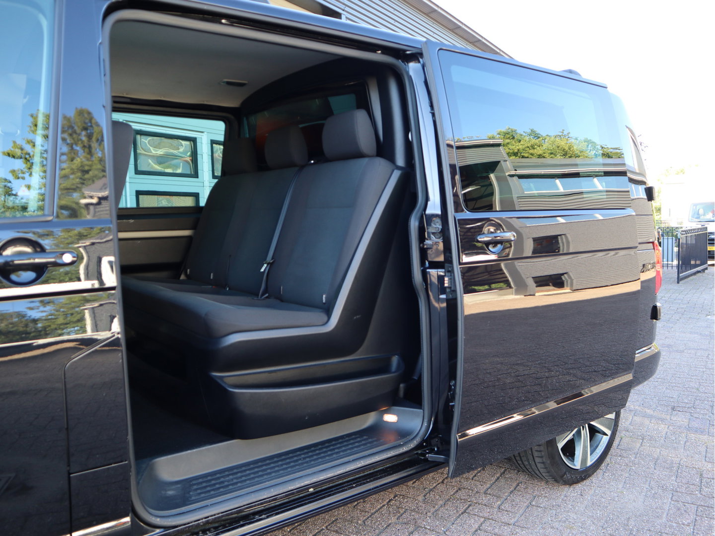 Volkswagen Transporter 2.0 TDI 150pk Automaat Euro 6 - DC 5 Pers. - 2x Schuifdeur - Camera - ACC