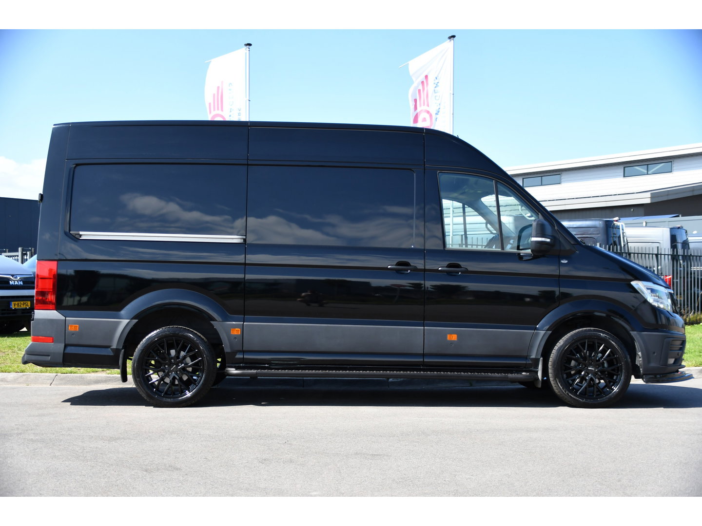 MAN TGE 3.180 35 2.0 L3H3 Black Edition Adaptieve Cruise, Camera, Carplay, LED, Stoelverwarming, Massage stoel, Trekhaak, 177pk, Automaat, Uniek!