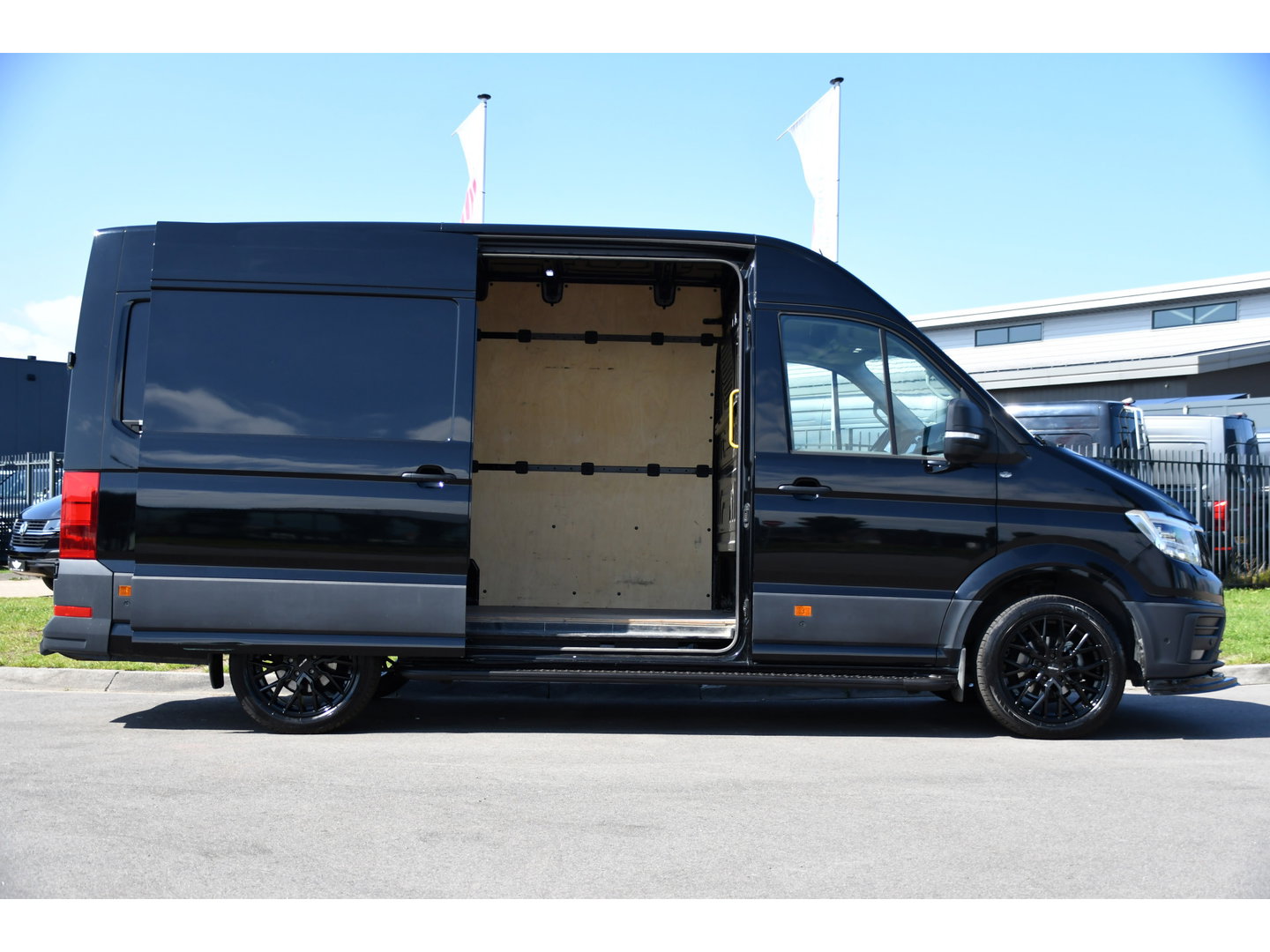 MAN TGE 3.180 35 2.0 L3H3 Black Edition Adaptieve Cruise, Camera, Carplay, LED, Stoelverwarming, Massage stoel, Trekhaak, 177pk, Automaat, Uniek!