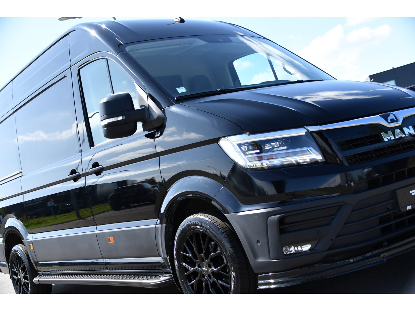 MAN TGE 3.180 35 2.0 L3H3 Black Edition Adaptieve Cruise, Camera, Carplay, LED, Stoelverwarming, Massage stoel, Trekhaak, 177pk, Automaat, Uniek!