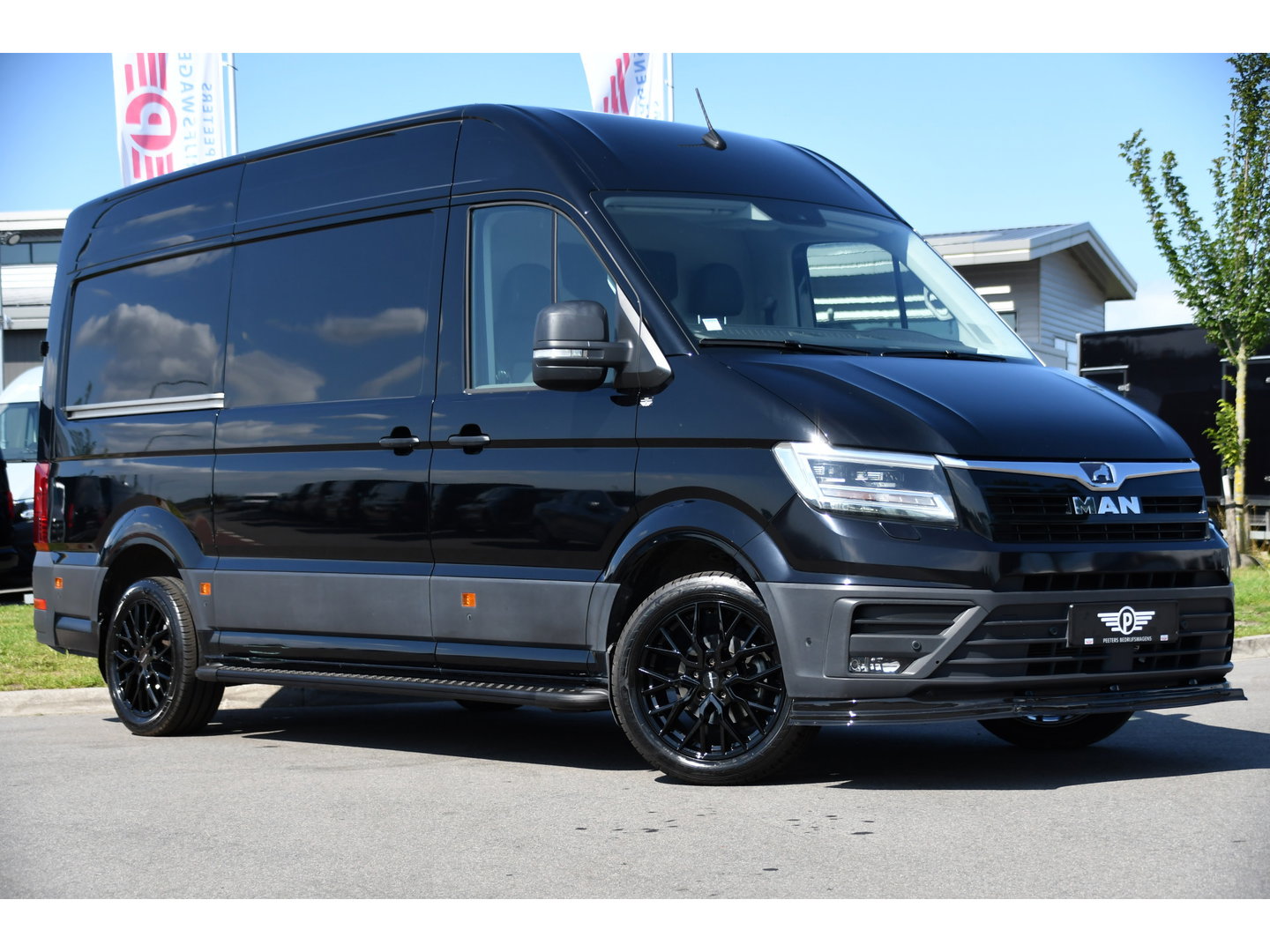 MAN TGE 3.180 35 2.0 L3H3 Black Edition Adaptieve Cruise, Camera, Carplay, LED, Stoelverwarming, Massage stoel, Trekhaak, 177pk, Automaat, Uniek!