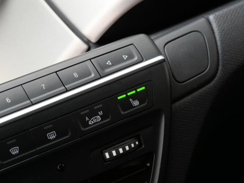 BMW i3 42kWh/ WARMTEPOMP/ CAMERA/ PDC V+A/ DAB/ STOELVERWARMING