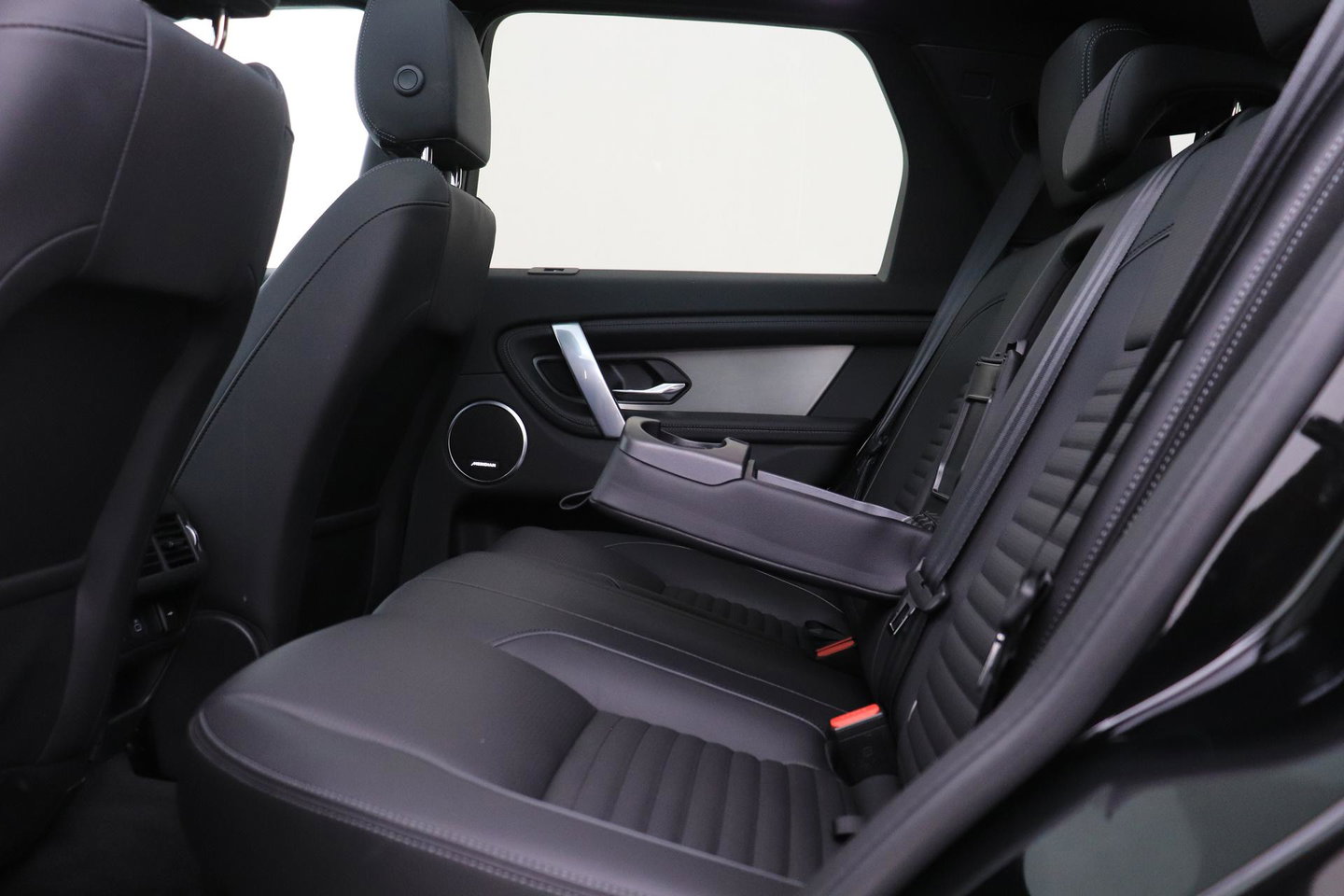 Land Rover Discovery Sport P270e Dynamic SE | Panoramadak | Trekhaak | Meridian | BLIS | Stoel+Stuurverwarming | ACC