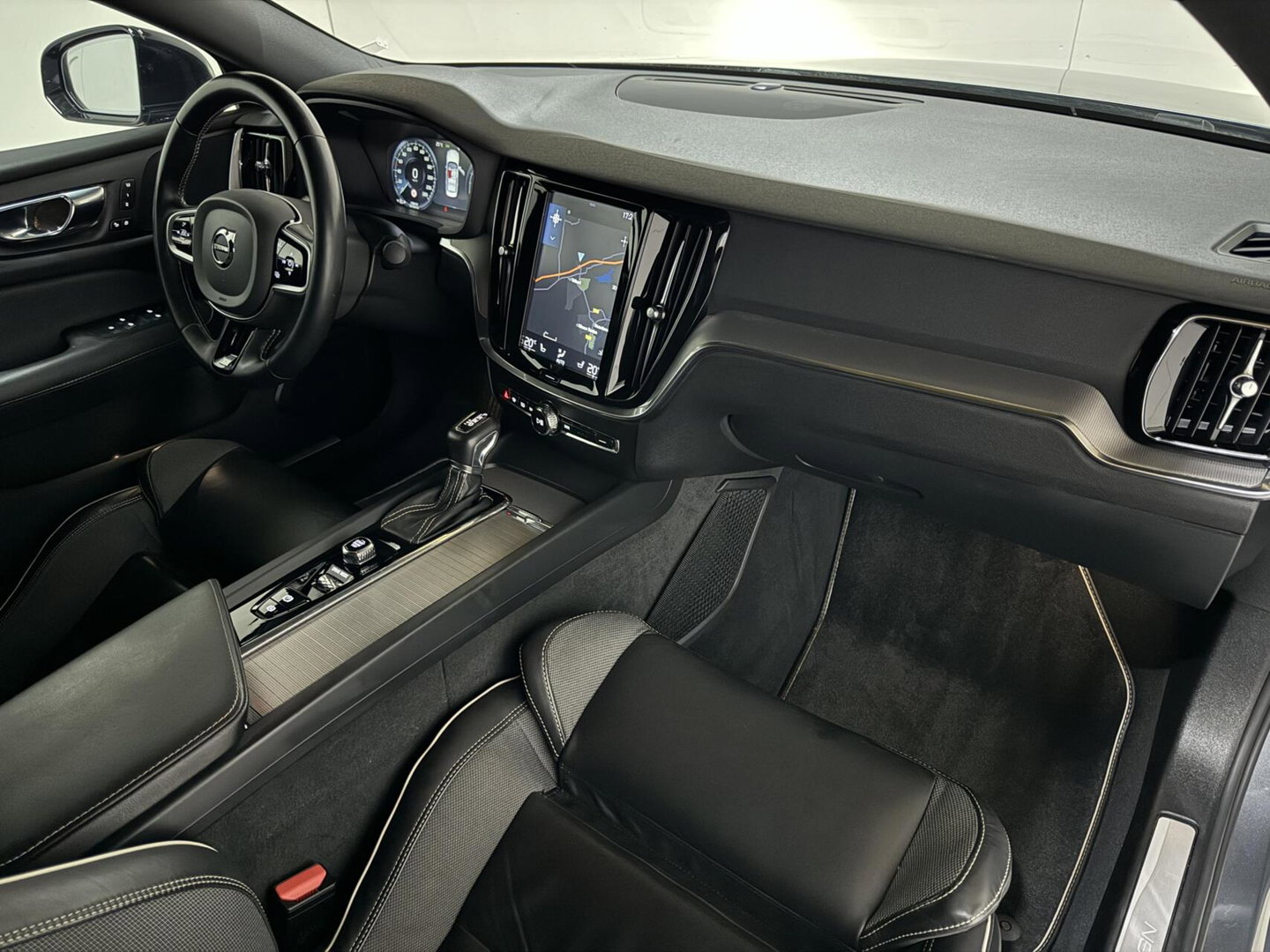 Volvo S60 2.0 T4 R-Design Autopilot Camera CarPlay Trekh. NAP