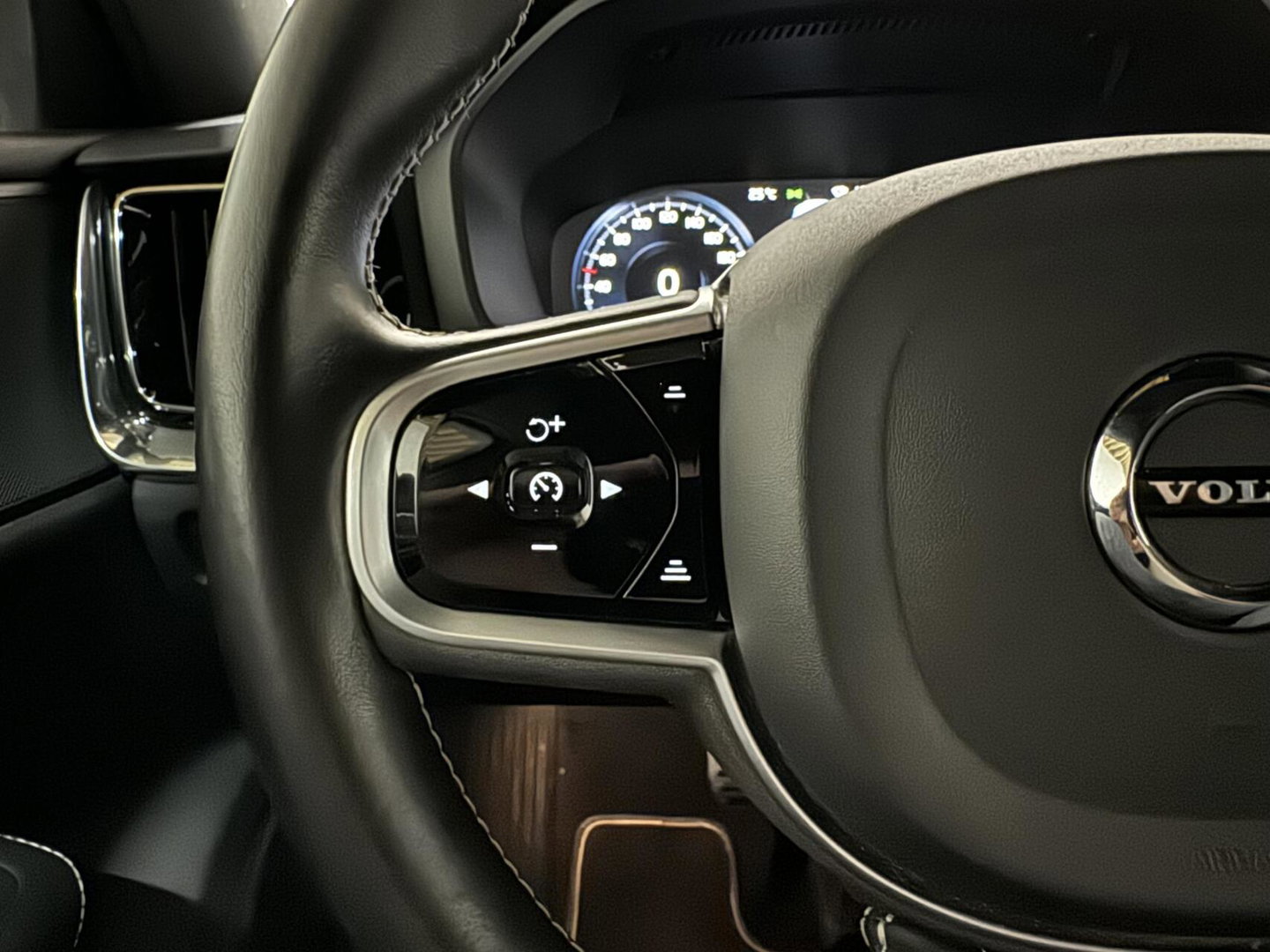 Volvo S60 2.0 T4 R-Design Autopilot Camera CarPlay Trekh. NAP