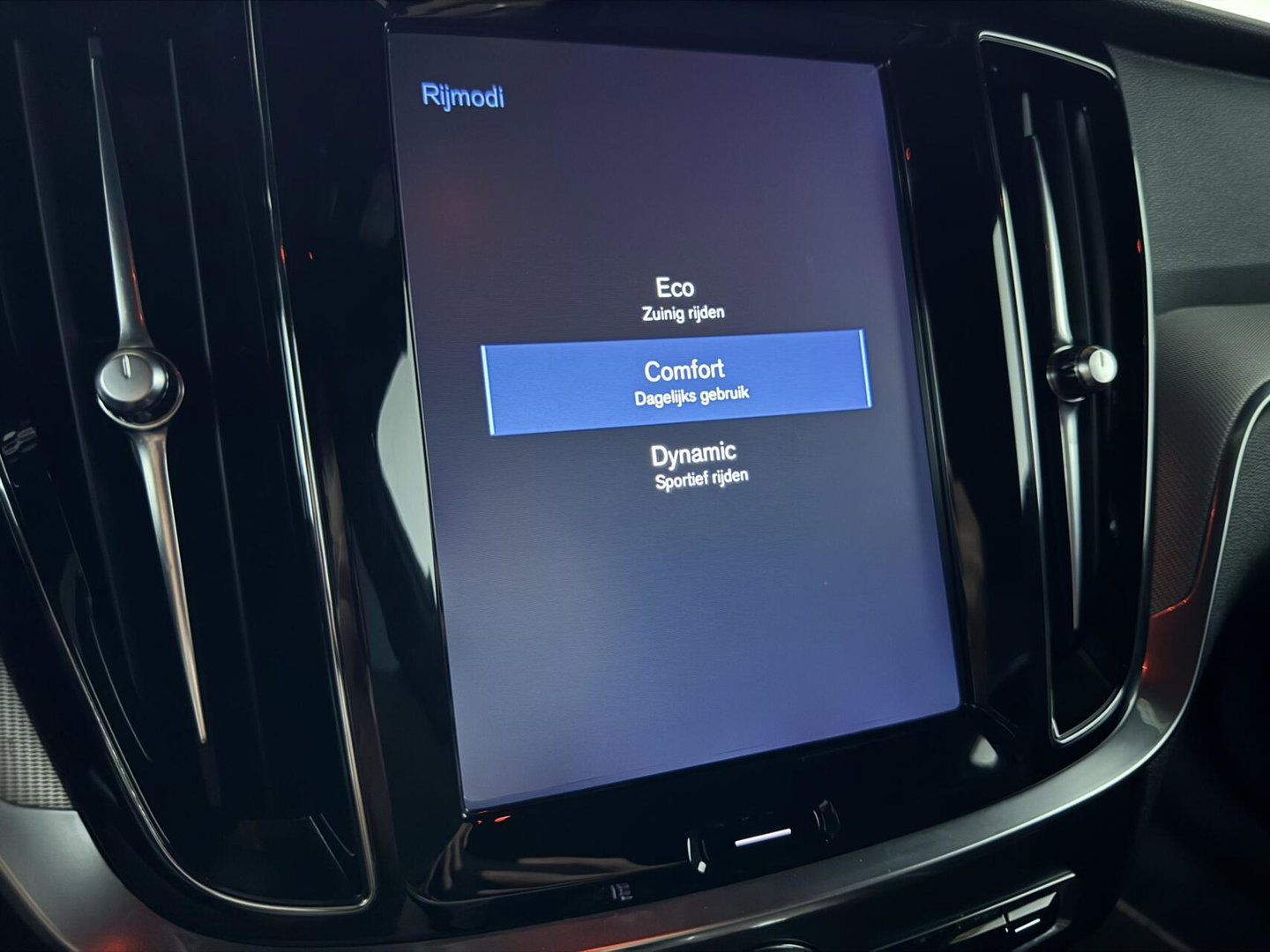 Volvo S60 2.0 T4 R-Design Autopilot Camera CarPlay Trekh. NAP