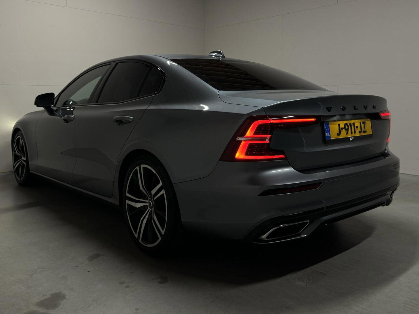 Volvo S60 2.0 T4 R-Design Autopilot Camera CarPlay Trekh. NAP