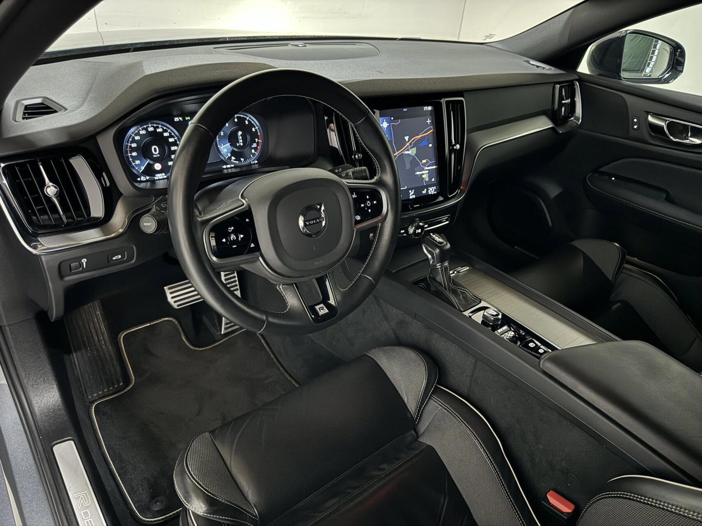 Volvo S60 2.0 T4 R-Design Autopilot Camera CarPlay Trekh. NAP