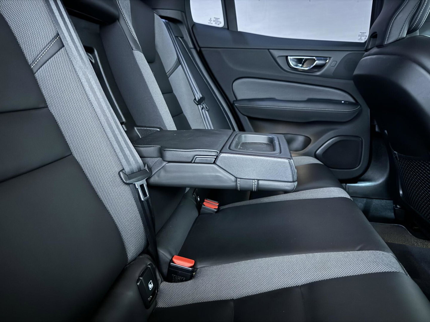 Volvo S60 2.0 T4 R-Design Autopilot Camera CarPlay Trekh. NAP