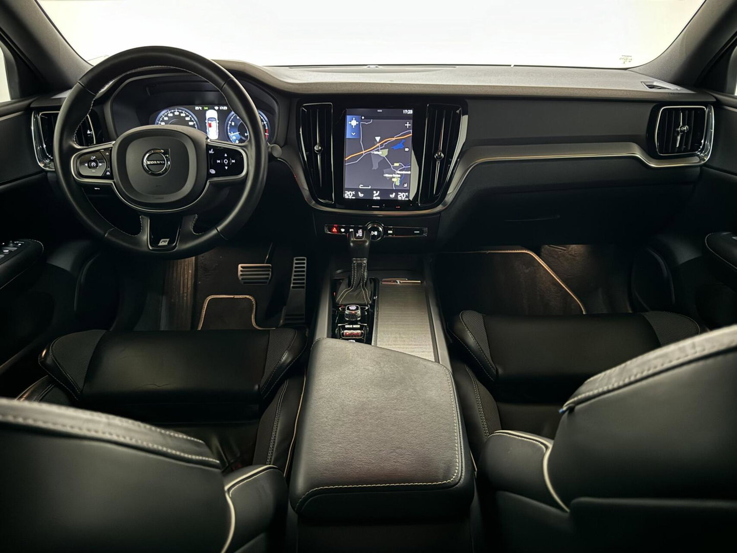 Volvo S60 2.0 T4 R-Design Autopilot Camera CarPlay Trekh. NAP