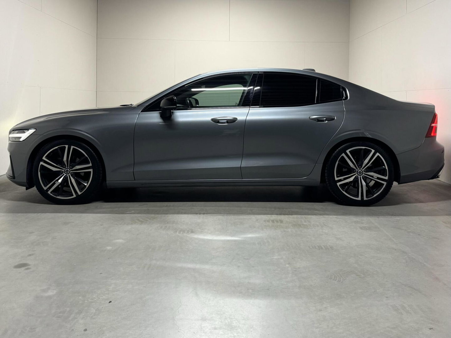 Volvo S60 2.0 T4 R-Design Autopilot Camera CarPlay Trekh. NAP