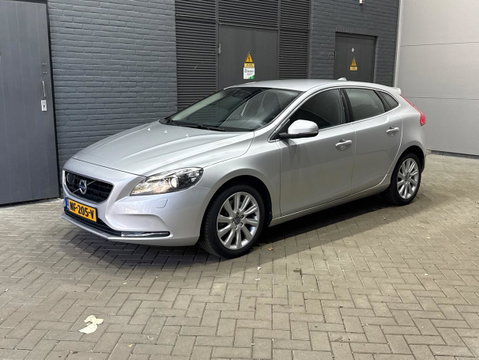 Volvo V40 Cross Country 2.0 D3 Momentum | Standkachel | Trekhaak | BLIS | 17 Inch