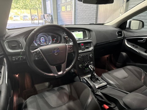 Volvo V40 Cross Country 2.0 D3 Momentum | Standkachel | Trekhaak | BLIS | 17 Inch