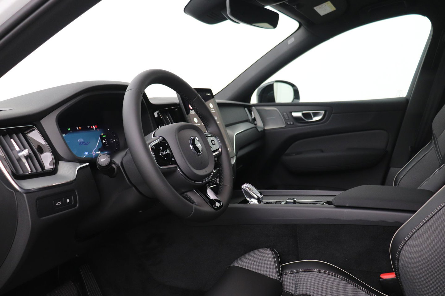 Volvo XC60 T8 Plus Black Edition | FACELIFT | 360° Camera | Harman/Kardon | ACC | Stoel+Stuurverwarming | BLIS
