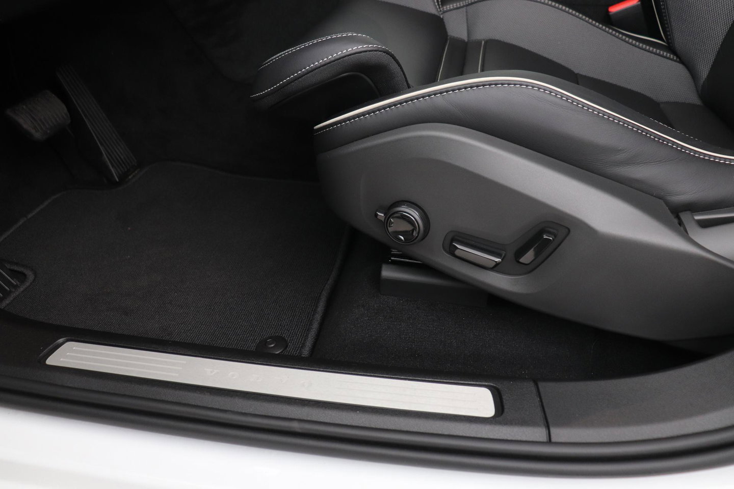 Volvo XC60 T8 Plus Black Edition | FACELIFT | 360° Camera | Harman/Kardon | ACC | Stoel+Stuurverwarming | BLIS
