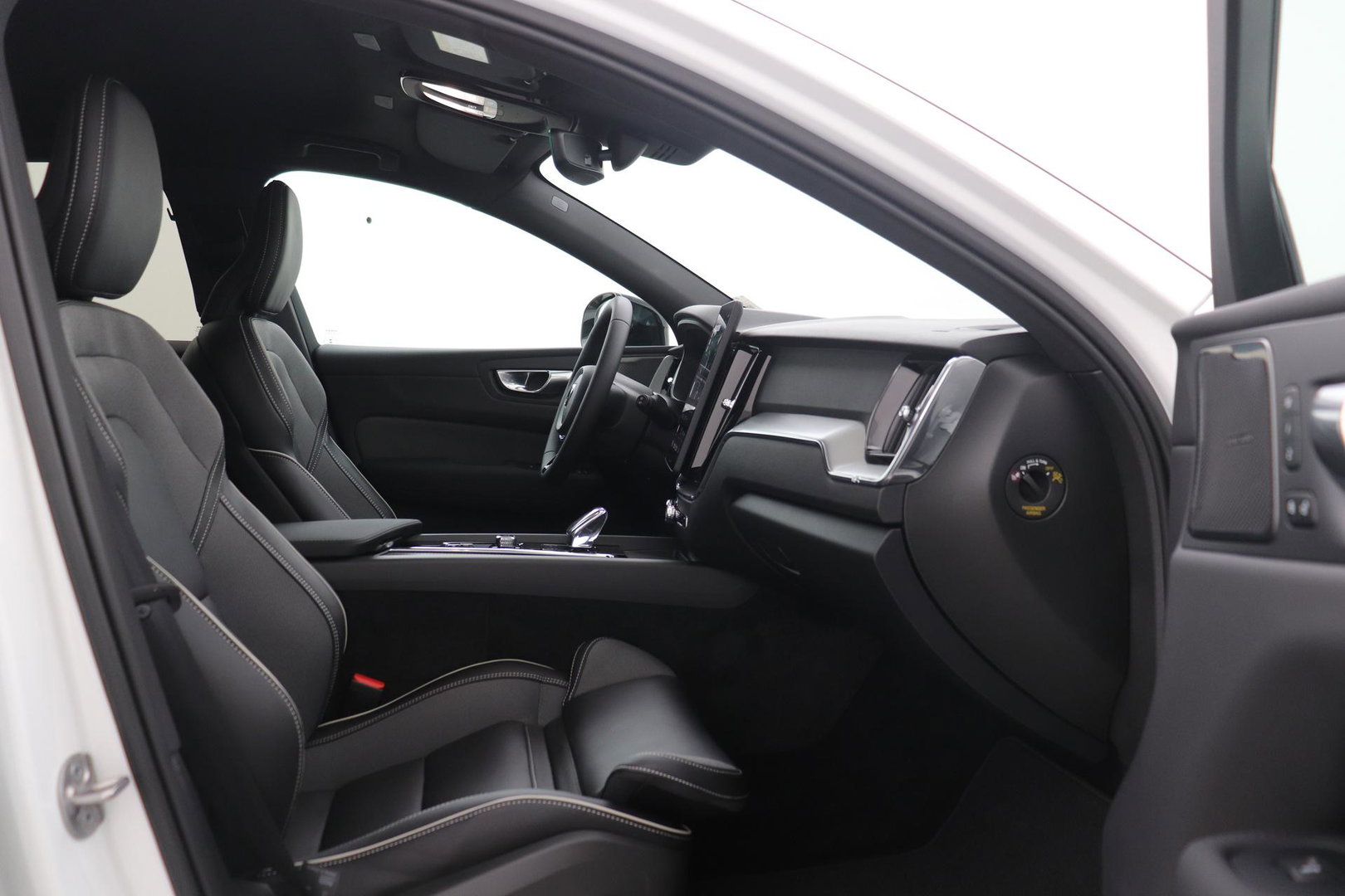 Volvo XC60 T8 Plus Black Edition | FACELIFT | 360° Camera | Harman/Kardon | ACC | Stoel+Stuurverwarming | BLIS
