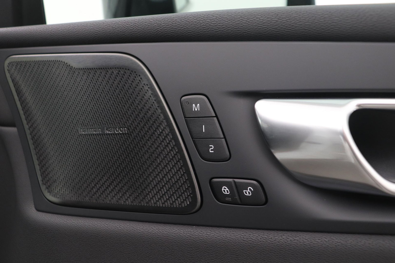 Volvo XC60 T8 Plus Black Edition | FACELIFT | 360° Camera | Harman/Kardon | ACC | Stoel+Stuurverwarming | BLIS