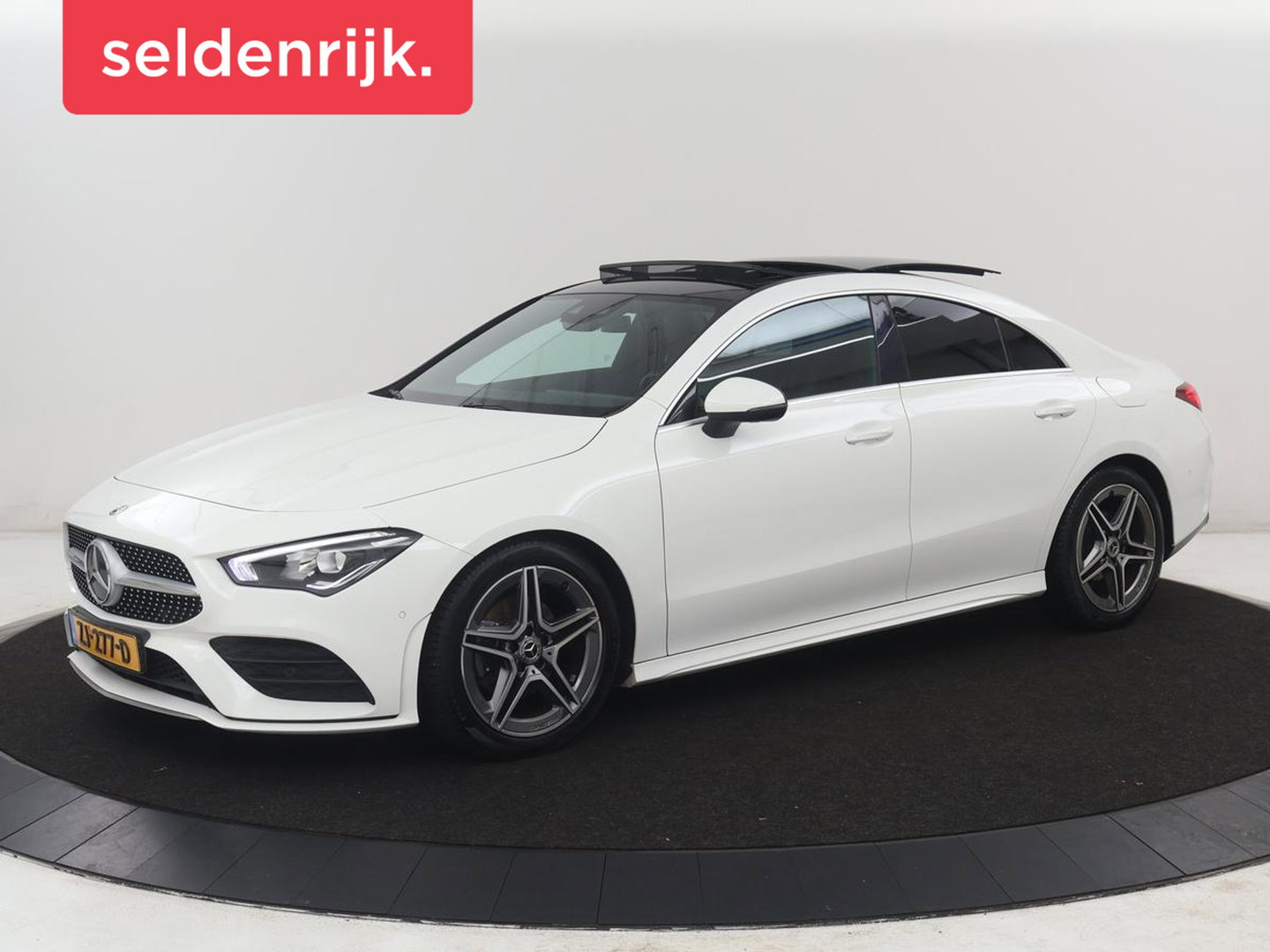 Mercedes-Benz CLA-Klasse 180 Business Solution AMG | Panoramadak | Leder/alcantara | Stoelverwarming | Cruise control | Navigatie | Carplay | Climate control | Camera | Park assist