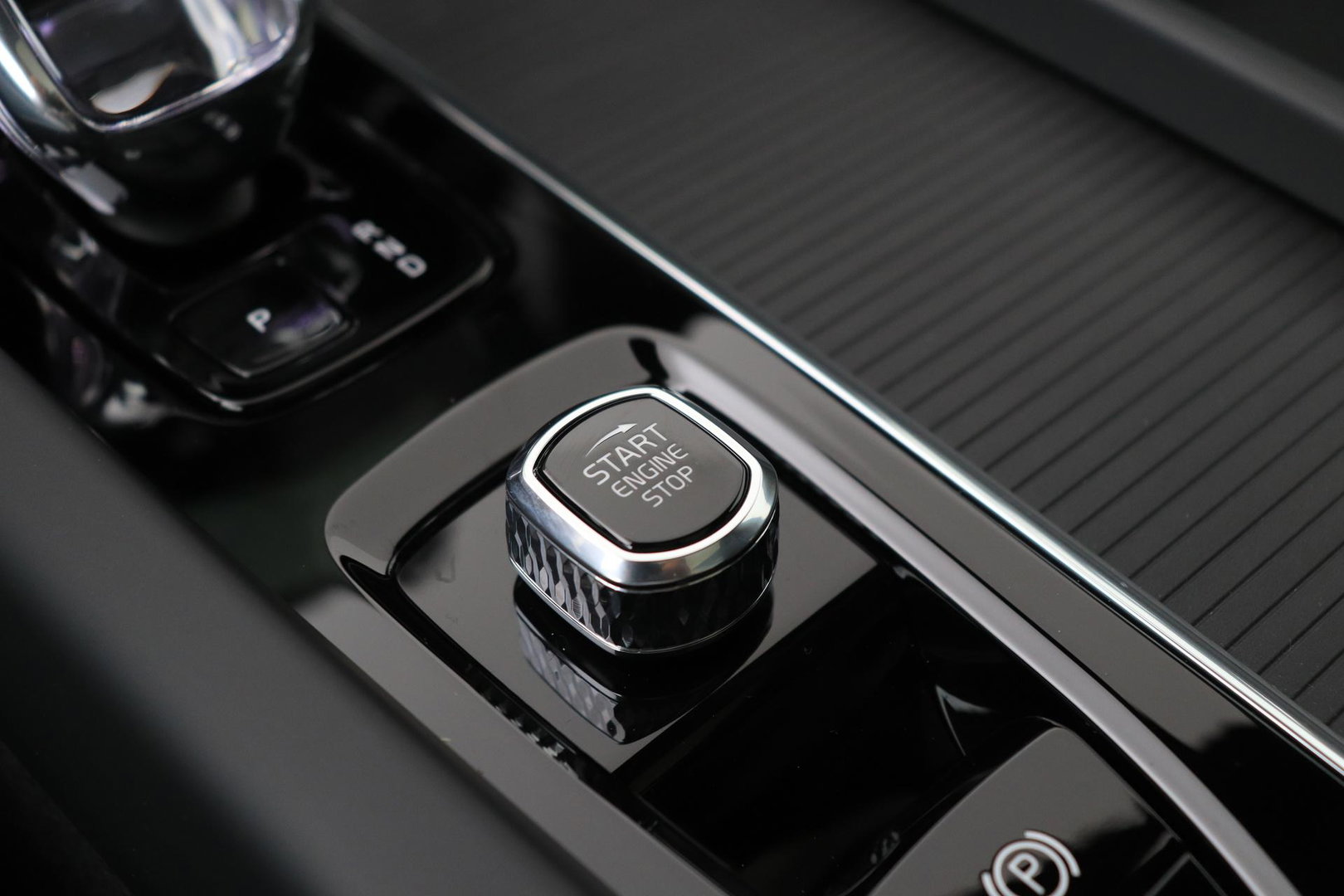 Volvo XC60 T6 Plus Black Edition | Harman/Kardon | Pilot Assist | Panoramadak | 360° Camera | Head-Up | Stoel+Stuurverwarming | 21 Inch