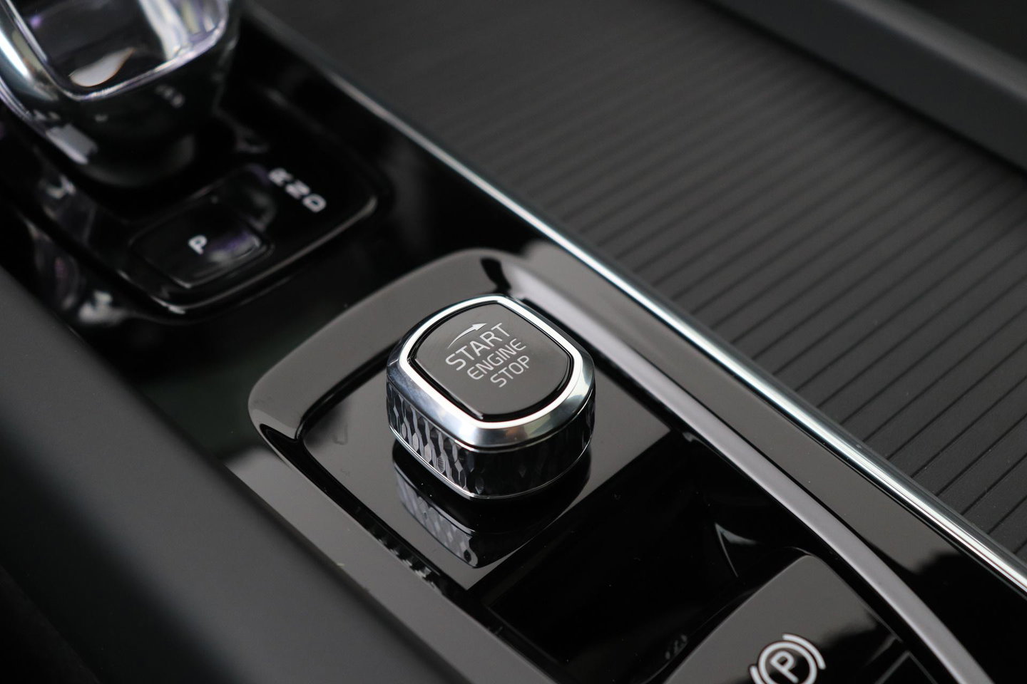Volvo XC60 T6 Plus Black Edition | Harman/Kardon | Pilot Assist | Panoramadak | 360° Camera | Head-Up | Stoel+Stuurverwarming | 21 Inch