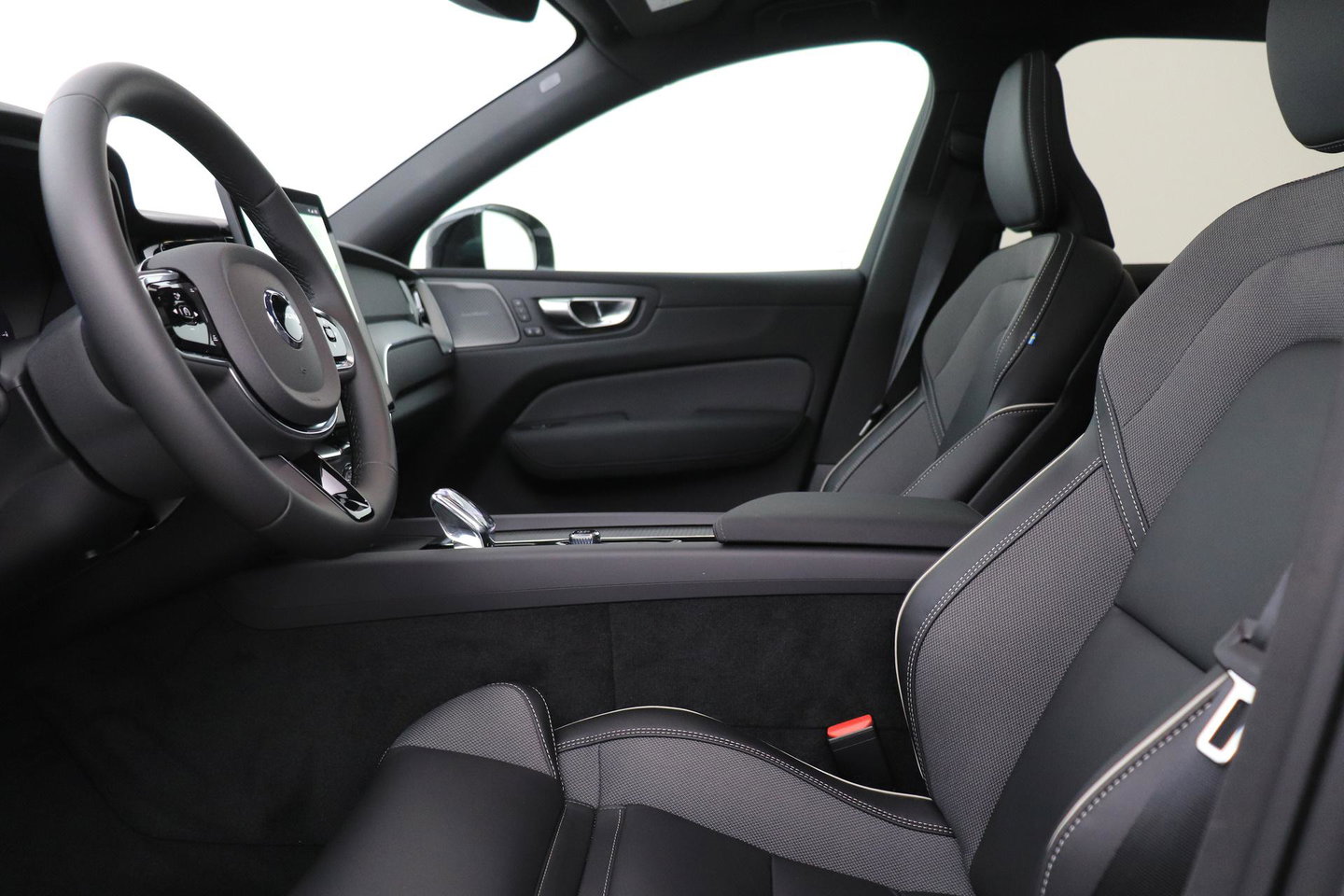 Volvo XC60 T6 Plus Black Edition | Harman/Kardon | Pilot Assist | Panoramadak | 360° Camera | Head-Up | Stoel+Stuurverwarming | 21 Inch