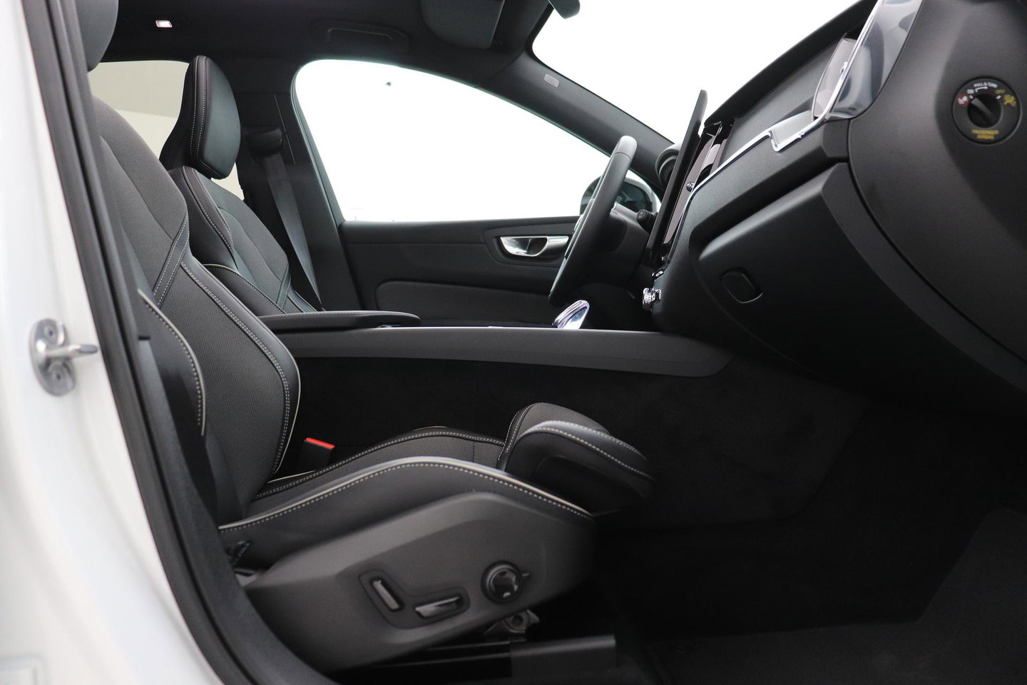 Volvo XC60 T6 Plus Black Edition | Harman/Kardon | Pilot Assist | Panoramadak | 360° Camera | Head-Up | Stoel+Stuurverwarming | 21 Inch