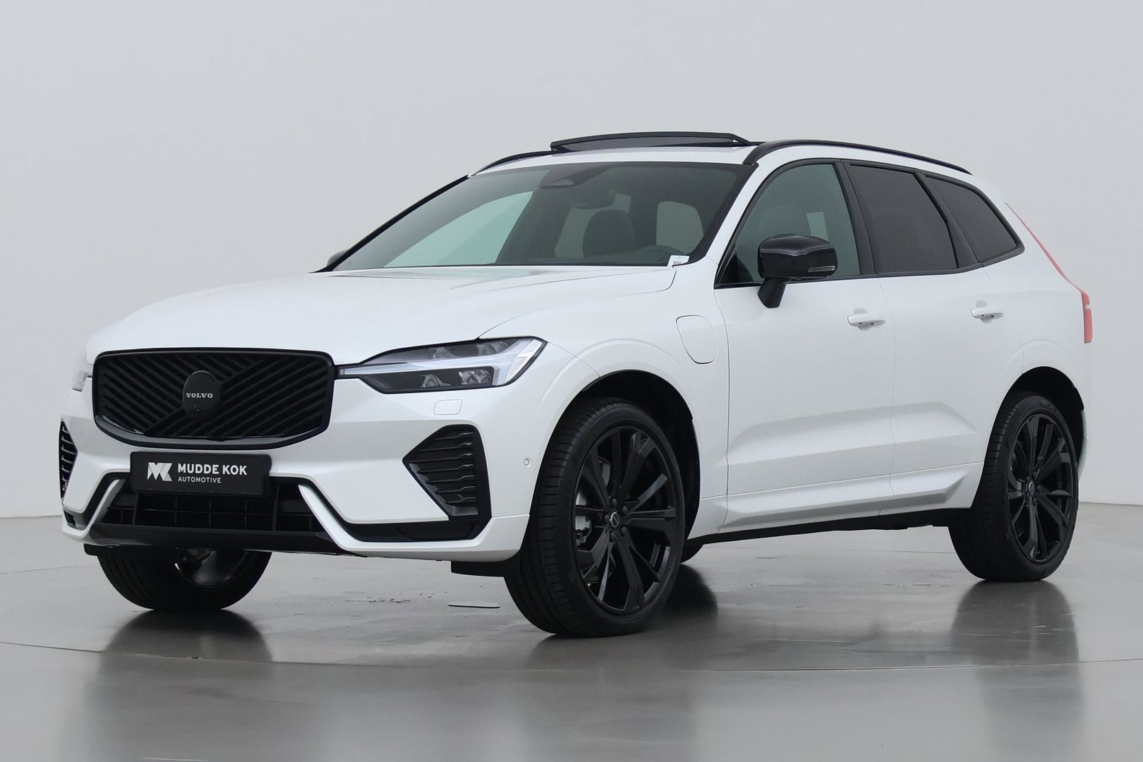 Volvo XC60 T6 Plus Black Edition | Harman/Kardon | Pilot Assist | Panoramadak | 360° Camera | Head-Up | Stoel+Stuurverwarming | 21 Inch