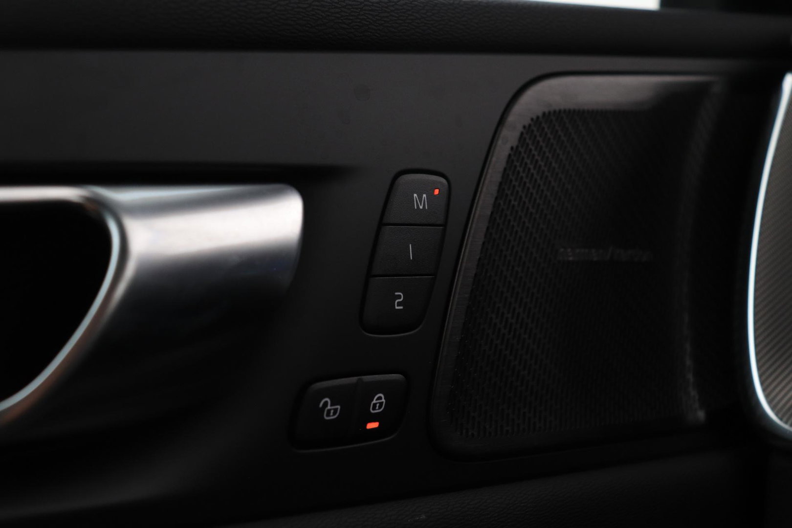 Volvo XC60 2.0 T6 Plug-in hybrid AWD Plus Black Edition | Panoramadak | Harman/Kardon | BLIS | Sportstoelen