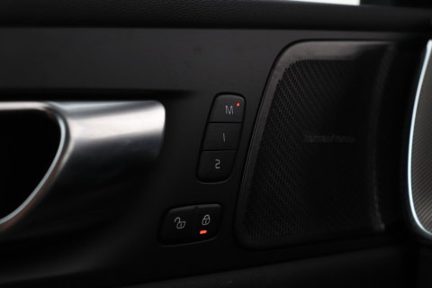 Volvo XC60 2.0 T6 Plug-in hybrid AWD Plus Black Edition | Panoramadak | Harman/Kardon | BLIS | Sportstoelen