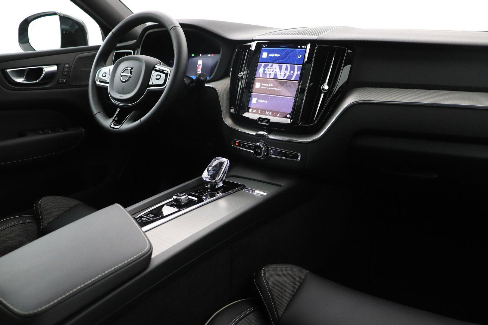 Volvo XC60 2.0 T6 Plug-in hybrid AWD Plus Black Edition | Panoramadak | Harman/Kardon | BLIS | Sportstoelen