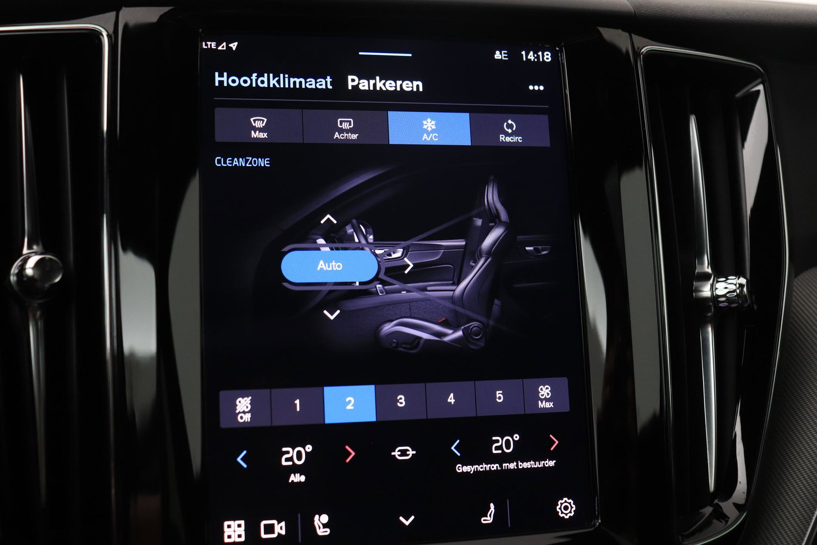 Volvo XC60 2.0 T6 Plug-in hybrid AWD Plus Black Edition | Panoramadak | Harman/Kardon | BLIS | Sportstoelen