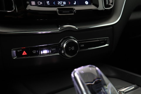 Volvo XC60 2.0 T6 Plug-in hybrid AWD Plus Black Edition | Panoramadak | Harman/Kardon | BLIS | Sportstoelen