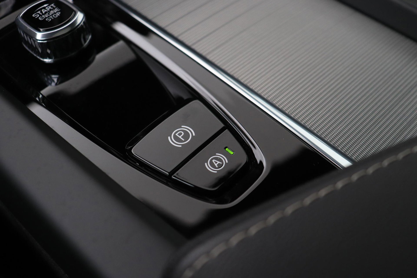 Volvo XC60 2.0 T6 Plug-in hybrid AWD Plus Black Edition | Panoramadak | Harman/Kardon | BLIS | Sportstoelen