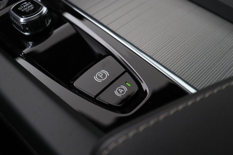 Volvo XC60 2.0 T6 Plug-in hybrid AWD Plus Black Edition | Panoramadak | Harman/Kardon | BLIS | Sportstoelen