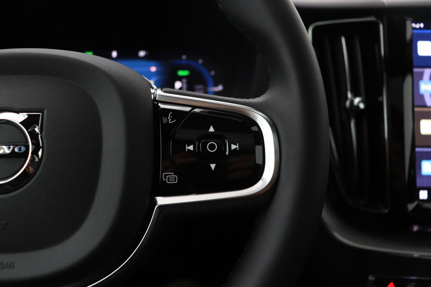 Volvo XC60 2.0 T6 Plug-in hybrid AWD Plus Black Edition | Panoramadak | Harman/Kardon | BLIS | Sportstoelen